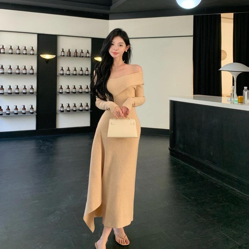 Niche off-the-shoulder knitted dress, early autumn new women's clothing, small slim-fitting sweater, long skirt.