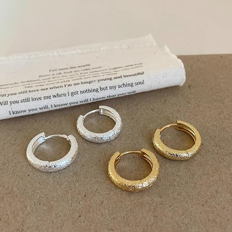 Simple and versatile matte circle ear buckle women's niche personality fashion temperament unique elegant fashion earrings earrings