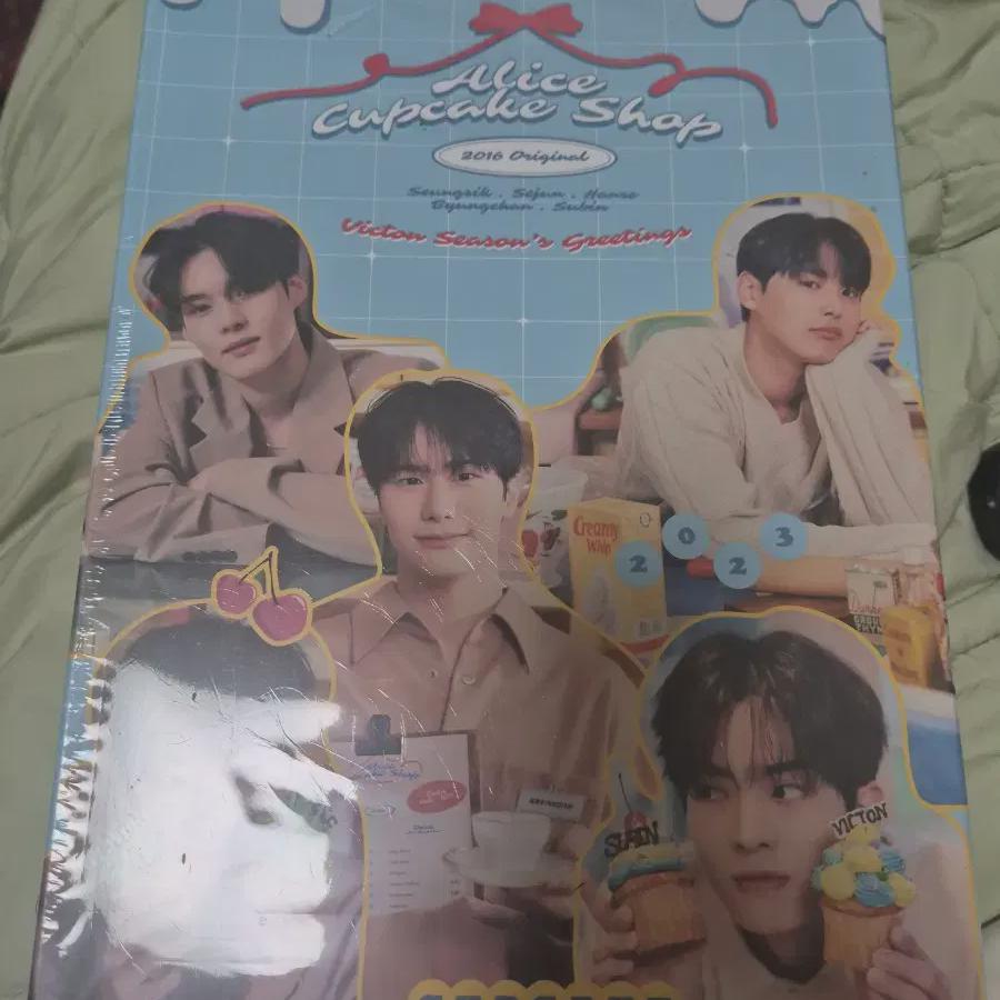 

Victon 2023 Season s Greetings