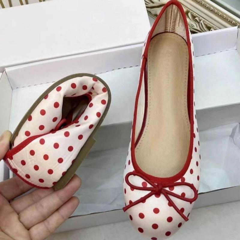 Zapatos planos de moda de lunares rojos 2025 Nuevo estilo Lazo Hada Plano Suela blanda Punta redonda Hueco Boca poco profunda Zapatos individuales de alta gama