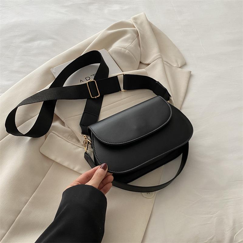 

Портативная маленькая квадратная сумка, красивая, индивидуальная, повседневная, простая, 2024, новая корейская версия, модная, нишевая, сумка-мессенджер, женская сумка чёрный