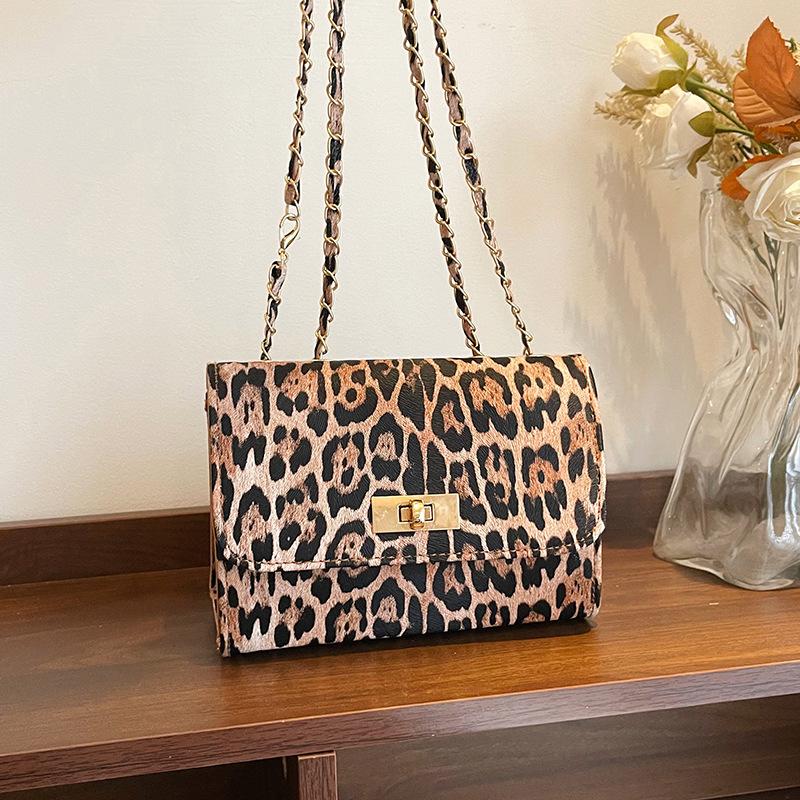 2025 New Foreign Style Underarm Small Square Bag European and American Retro Shoulder Bag Women's Bag Trend Light Luxury High Sense
