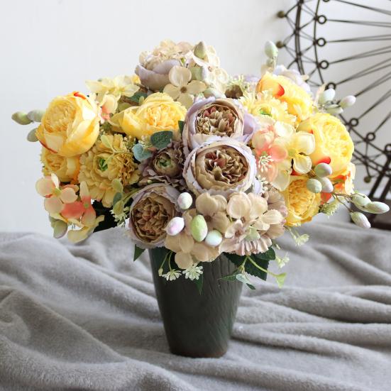 Hortensia artificială practică cu frunze de culoare vibrantă care nu se estompează