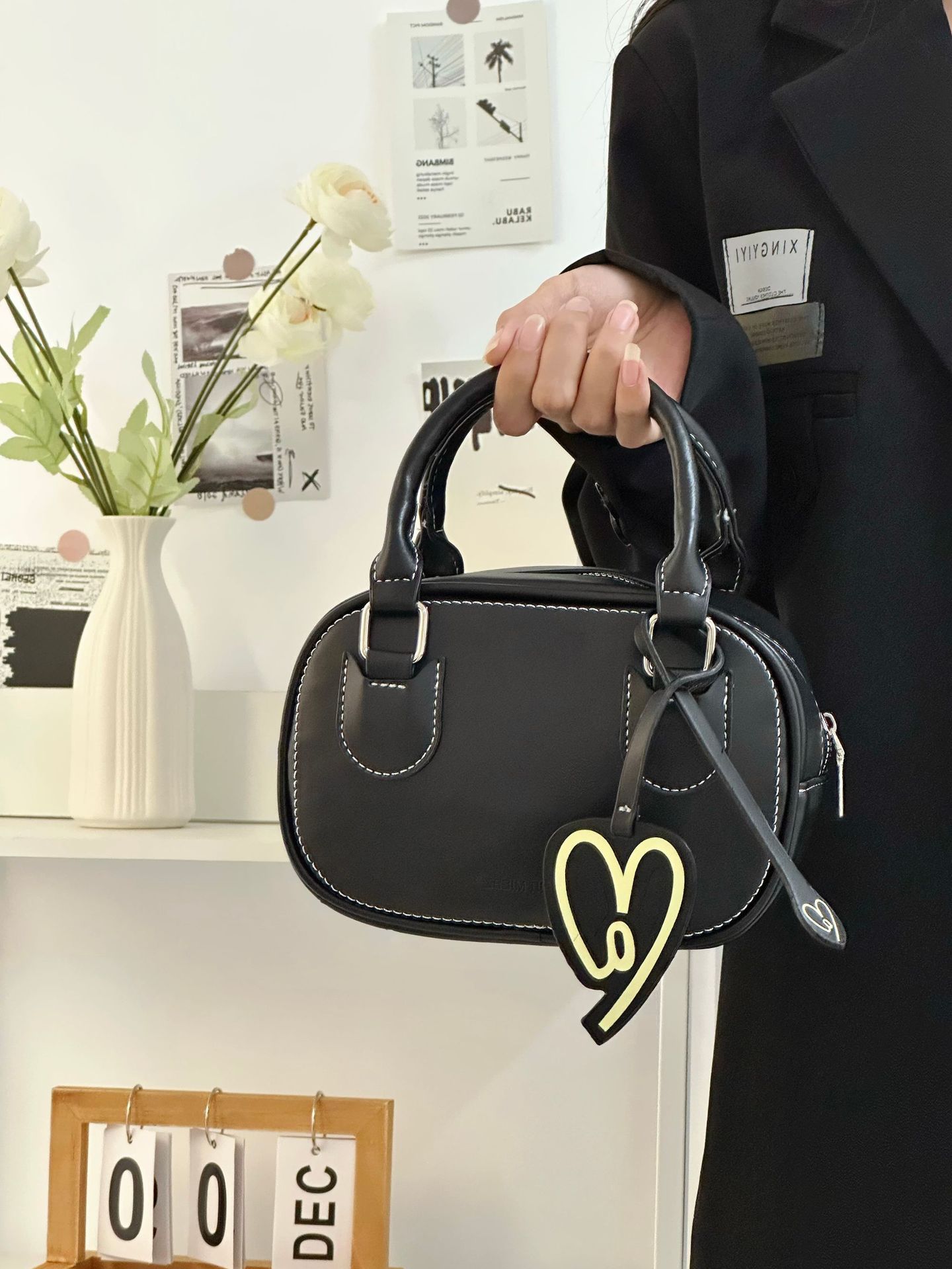 

Autumn and winter retro women s bags, fashionable and advanced messenger bags, casual and versatile work commuting shoulder handbags чёрный