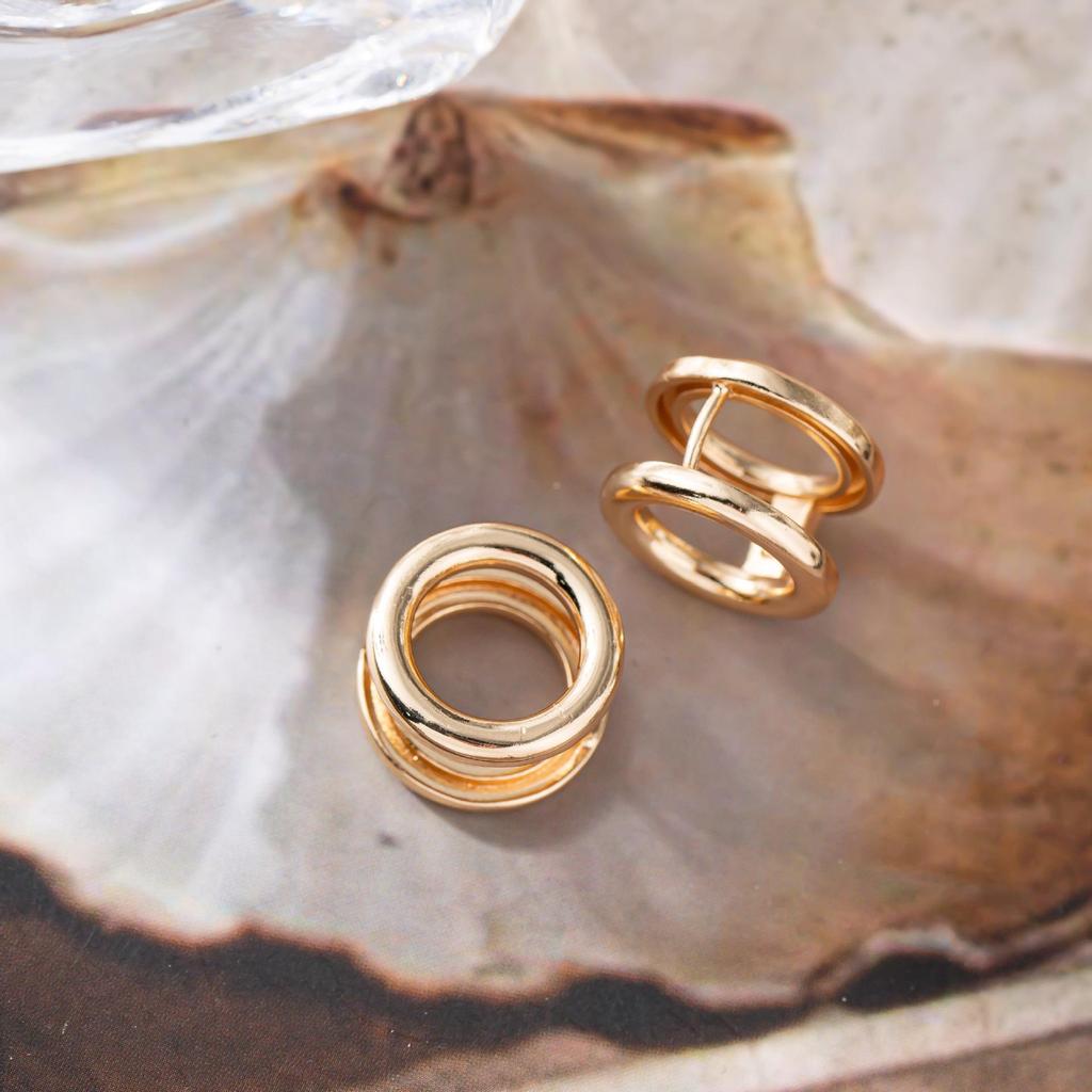 Korean Geometric Hoop Earrings: High-End Retro Style, Perfect for 2023 Fashion Trends, Women's Stud Buckles