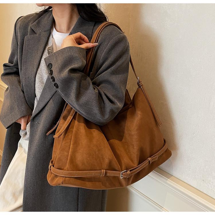 IELGY Retro Large-Capacity Fashion One-Shoulder Messenger Bag All-Match Commuter Underar