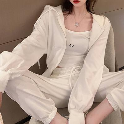 Conjunto Coreano Feminino de Três Peças Primavera Outono Jaqueta Moletom com Capuz e Zíper Regata Conjunto Casual Esportivo
