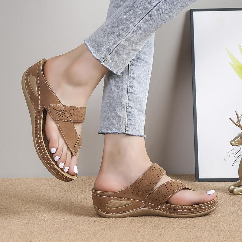 

Foreign trade large size slippers women s 2024 summer new European and American fashion slope heel flip-flops outer wear beach slippers 43 темно-коричневого кольору