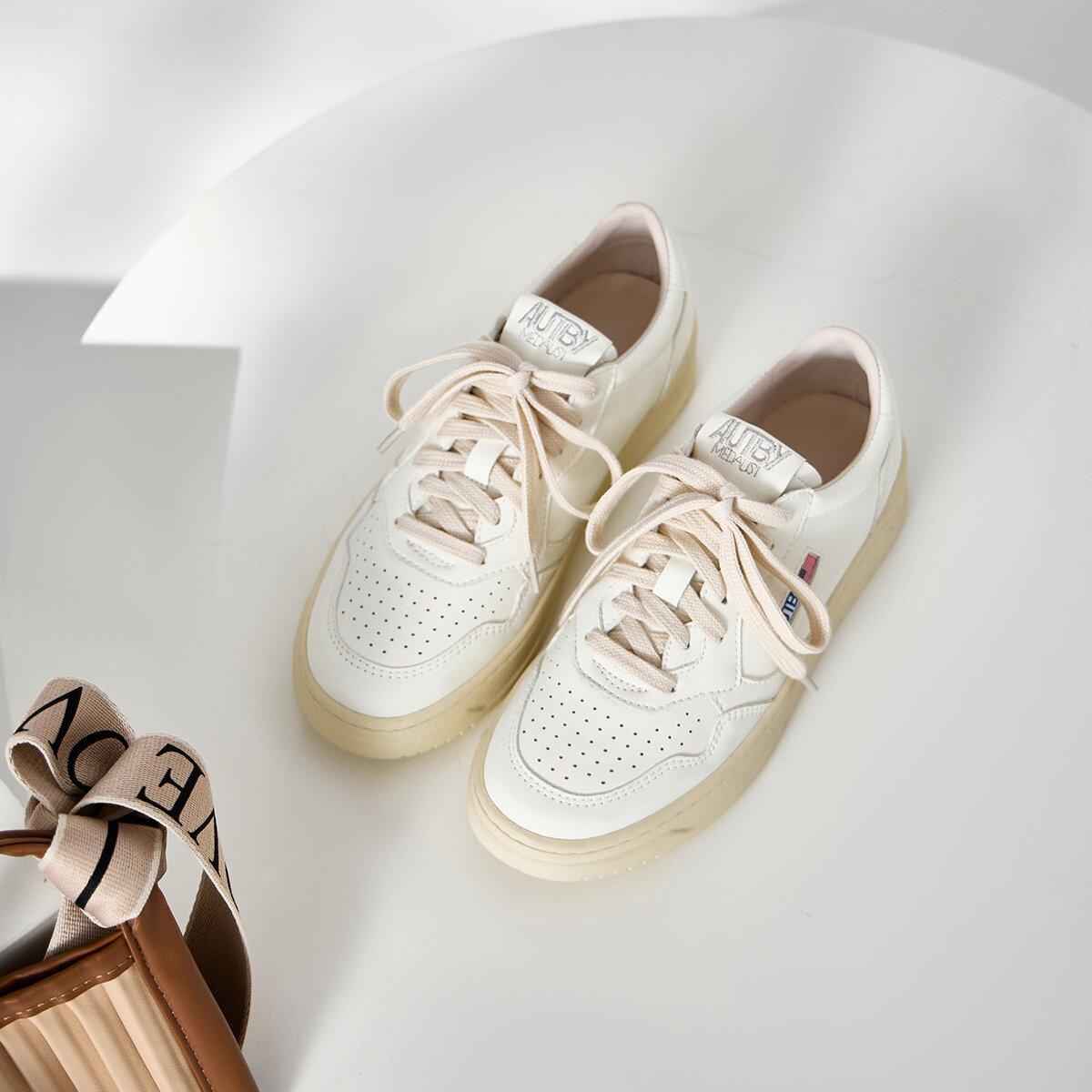 

Кожаные маленькие белые туфли женские 2025 новые американские жареные уличные туфли с круглой головкой универсальные нишевые спортивные и любительские туфли для сноуборда 40