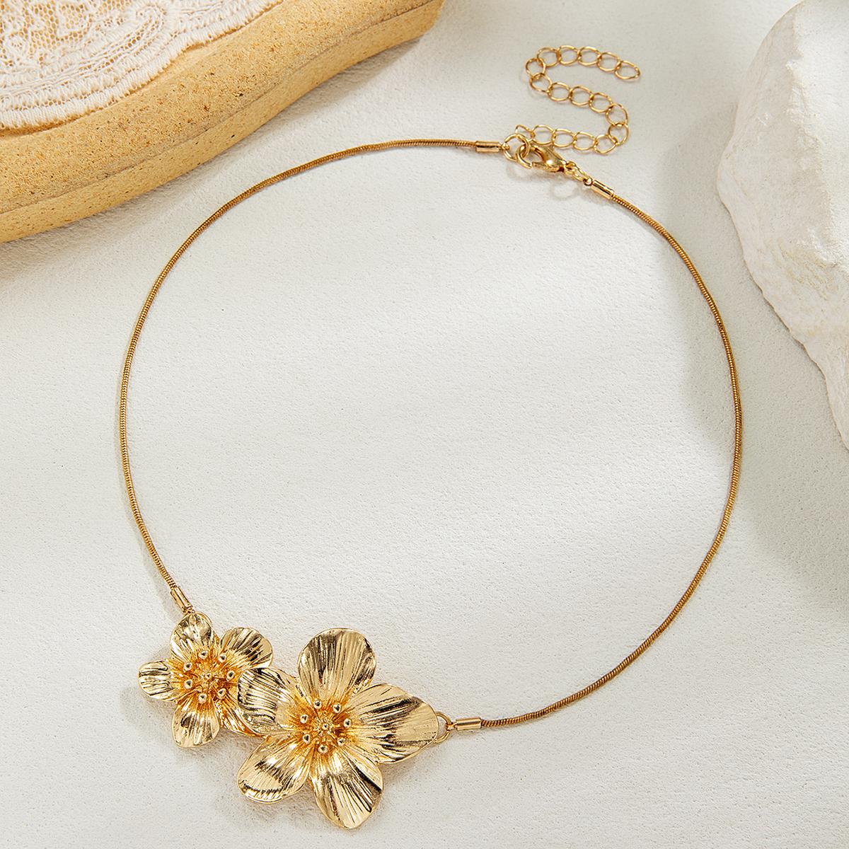 Fashionable and elegant three-dimensional flower alloy necklace, simple and versatile, thin chain flower coker short necklace