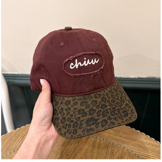 Korean retro-style leopard print baseball cap, a versatile and stylish accessory for women, offering sun protection and a color-blocked design that