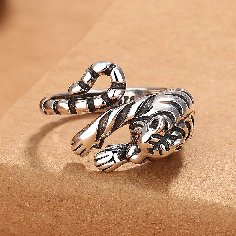 Weißer Tigerring im Retro-Nation-Stil. Zwölf Sternzeichen Tiger öffnet den gesamten kreativen Zeigefingerring 