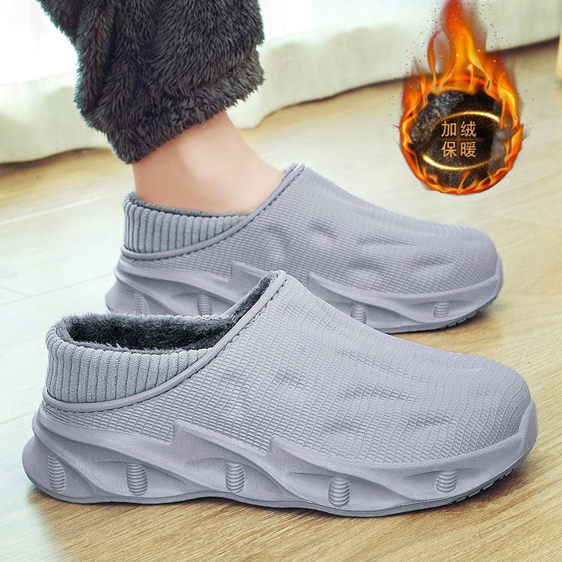 Cotton slippers men wear large size outside in winter, waterproof and piled indoors, thickened to keep warm, and a pedal bag and slippers.