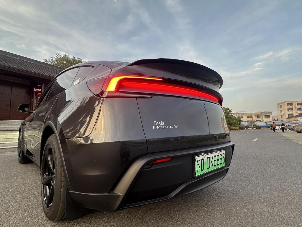 High-Performance Carbon Fiber Rear Spoiler for Tesla Model Y/3