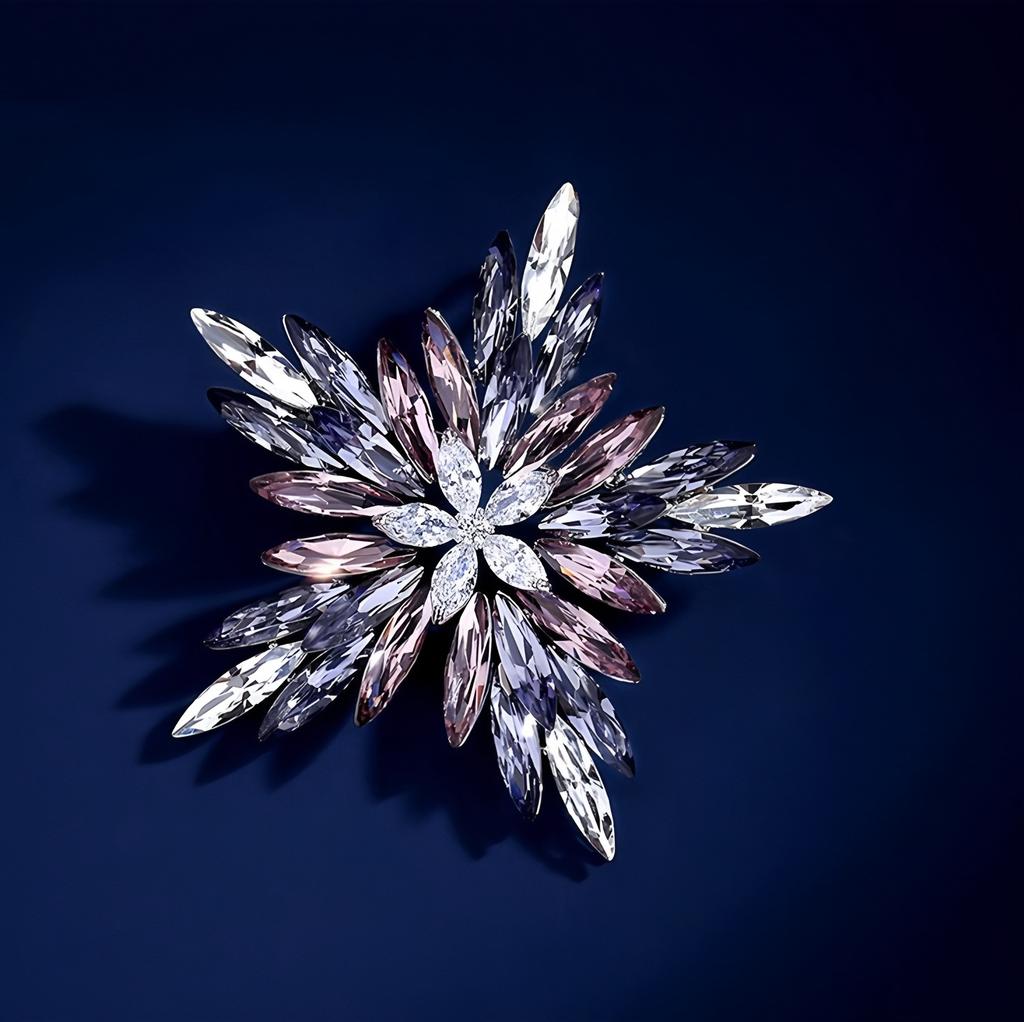 Light Luxury Three-dimensional Starlight Brooch, High-end Women's Exquisite Gradient Crystal Brooch, Niche Design Sense Brooch