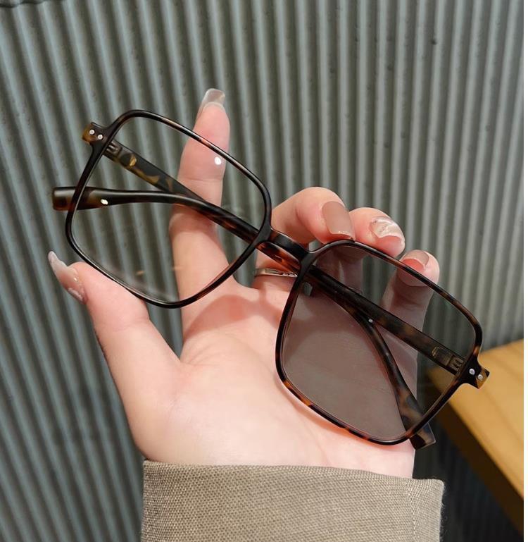 New Anti-blue Light Photosensitive Color-changing Glasses, Large-frame Flat Glasses, Thin and Plain, Trendy Student Models, Myopia Finished Products