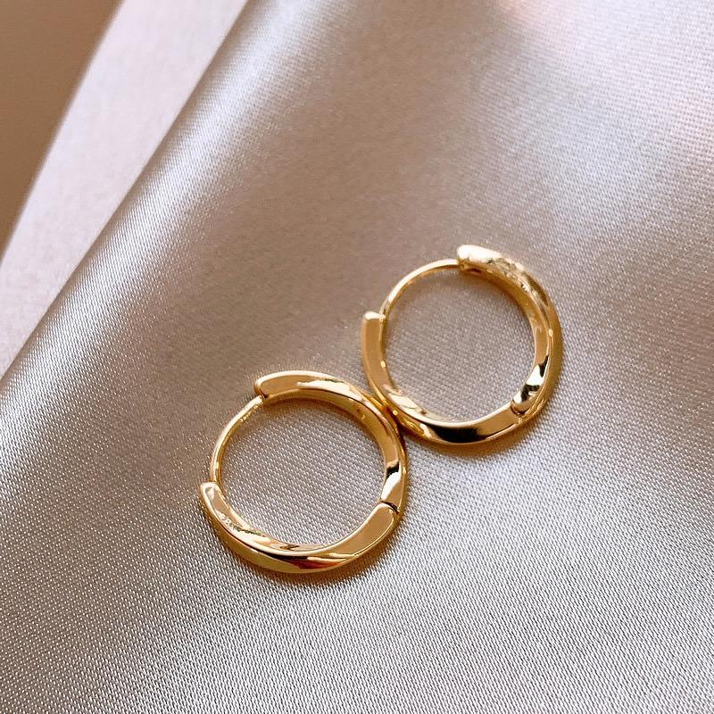 Ear Hoop Women's Niche Design Lightweight Luxury Stud Earrings, High-end Golden Ring-shaped Earrings, Hoop Jewelry.