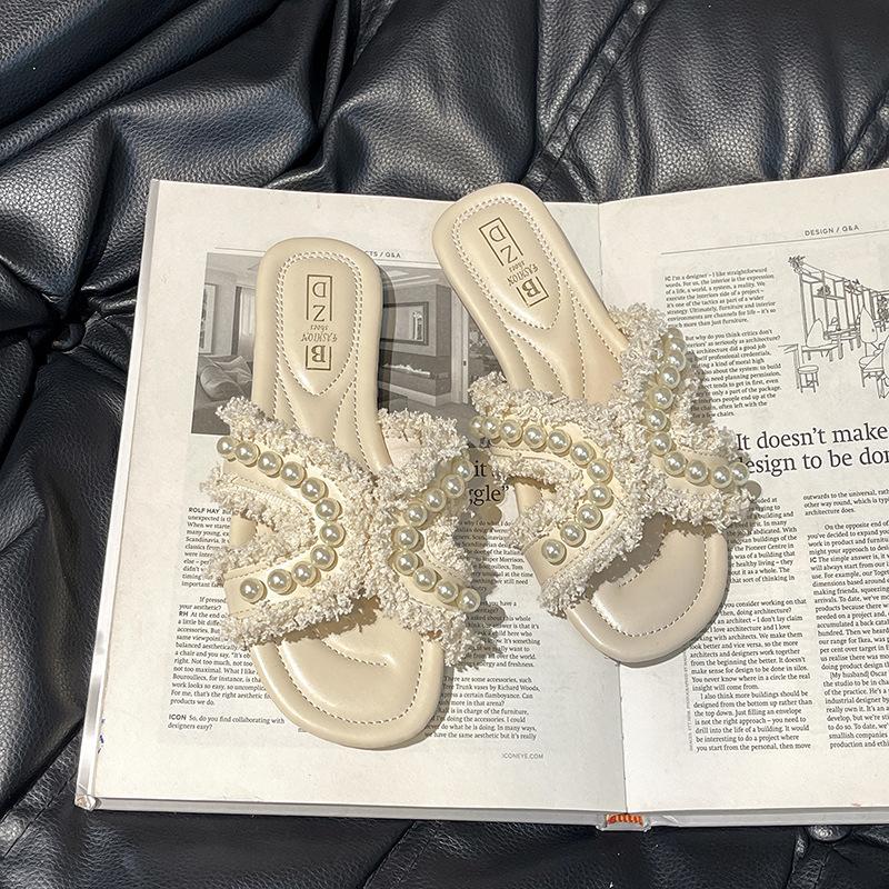 

Жемчужные шлепанцы женские летние для улицы летние с новым дизайном на плоской подошве модные корейская версия универсальные шлепанцы на один палец крутые 40