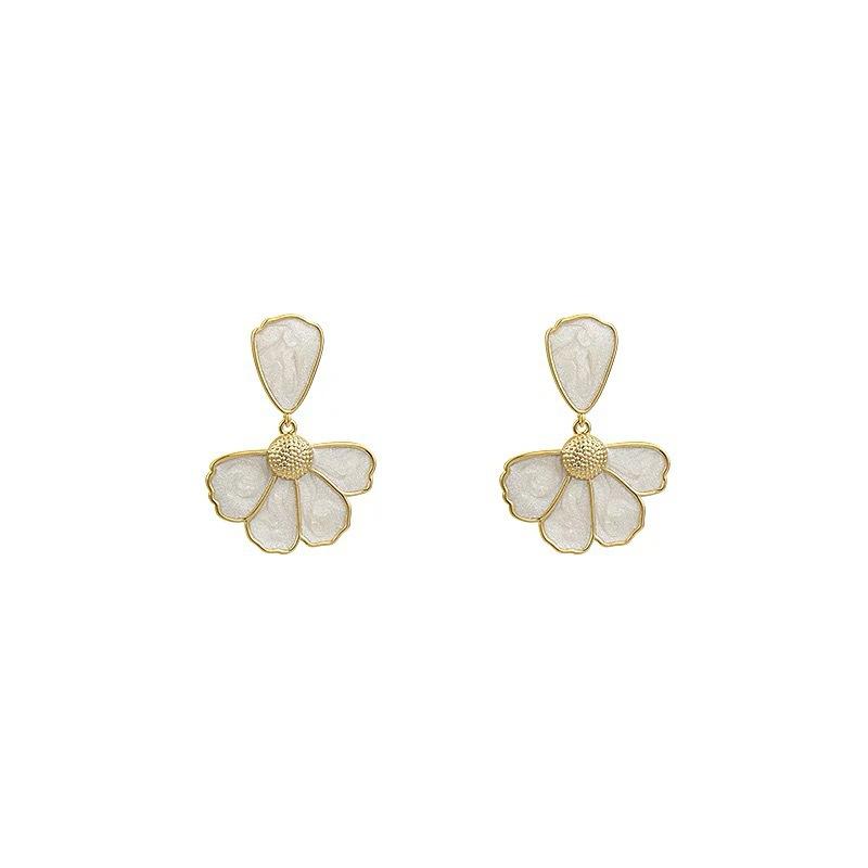 Simple high-end design niche temperament stud earrings women's light luxury fashion personalized earrings exquisite versatile sweet cool earrings