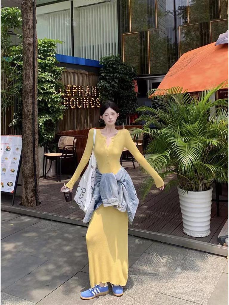 French V-Neck Slim-Fit Knitted Long-Sleeve Dress for Women - Early Autumn 2024 Waist-Cinching Hip-Hugging Style