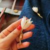 Elegante Tulpen- und Magnolienbrosche für Mäntel und Schals