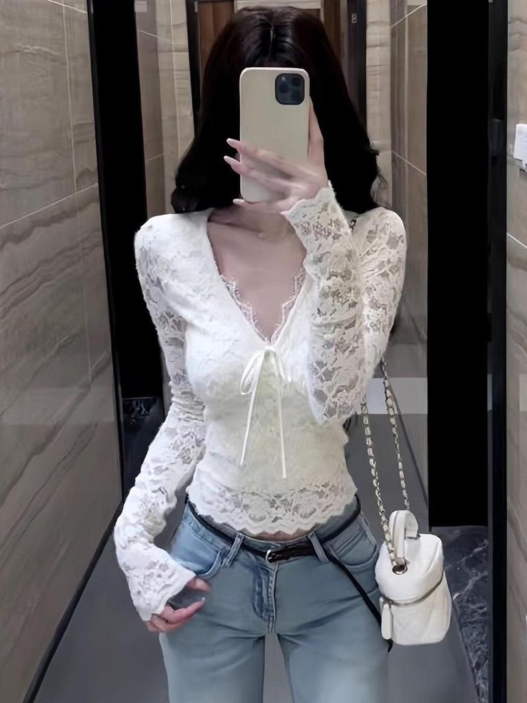 Elegant White Lace V-Neck Long-Sleeve Slim Fit Women's Top for Autumn/Winter
