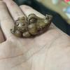 Golden Sandalwood Crocodile Small Ornament – Handheld Office Décor Petit Wood Carving Pendant Gift