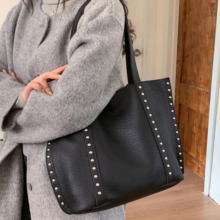 2026 Versatile Commuter Shoulder Bag - High-End Large Capacity with Rivets