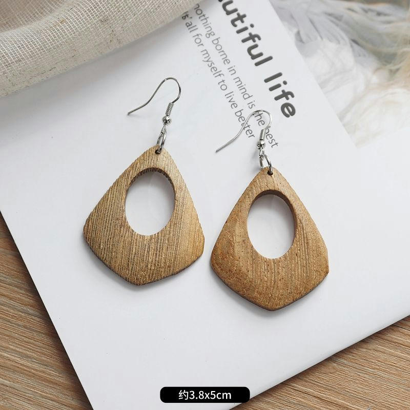 

Осень и зима персонализированные ретро геометрические деревянные серьги темперамент простые и универсальные преувеличенные длинные деревянные украшения для ушей женщины