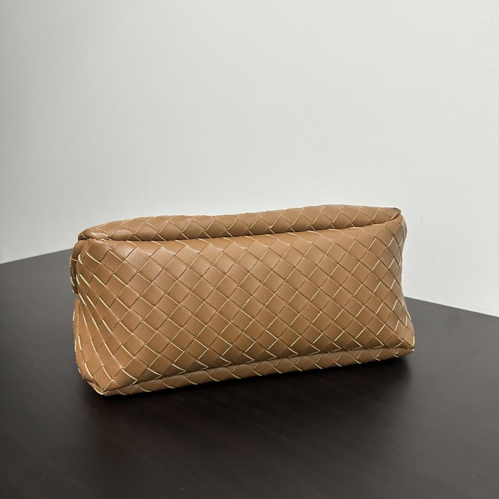 Hand-woven European and American Retro Texture Versatile Handbag Large Capacity Leisure Commuting Fashion Simple Tote Bag
