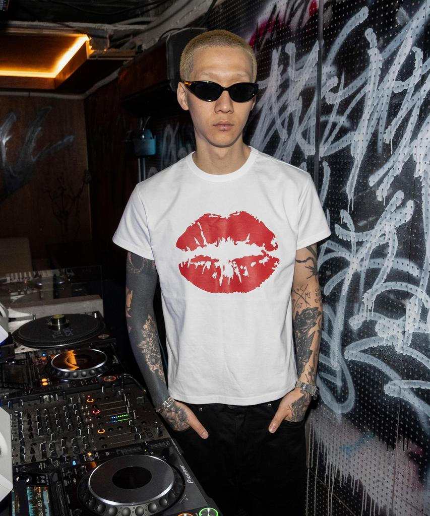 SHIRTMYLIPS Kiss Mark Rockstar Crop T-Shirt White