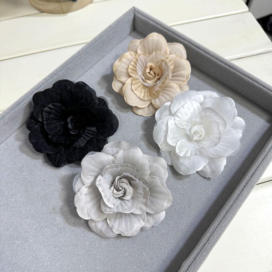 Spilla da donna in tessuto Suqi Kegensilk con ornamento a forma di camelia