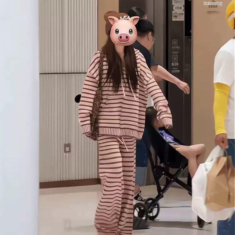 

Женский корейский повседневный полосатый кардиган с капюшоном и комплект брюк широкого кроя - Осень 2025 XXL (130-145 kg)