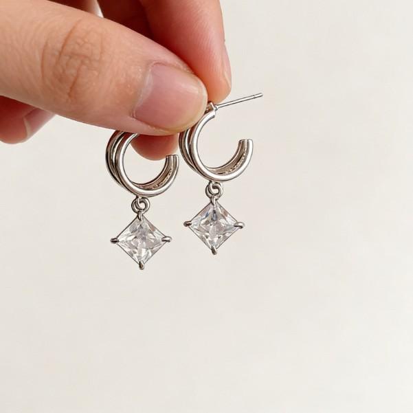 

@Special @Korean Rhombus Rhinestone Earrings Niche Super Flash Temperament Light Luxury High-End Design Stud Earrings