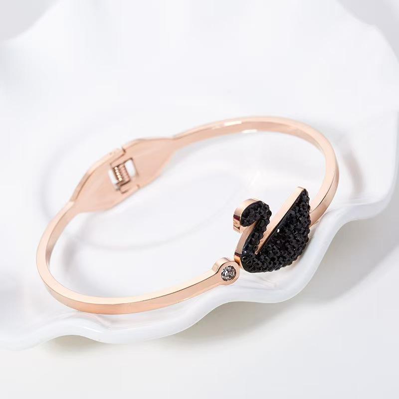 Bracciale versione coreana popolare per il pendolarismo quotidiano bracciale ad apertura a molla semplice bracciale femminile versatile alla moda personalizzato semplice