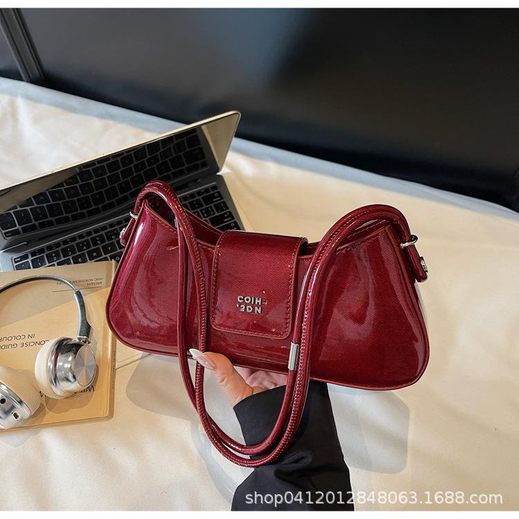 Korean version of simple and versatile shoulder underarm bag women's 2025 summer new baguette bag high-end commuter messenger bag