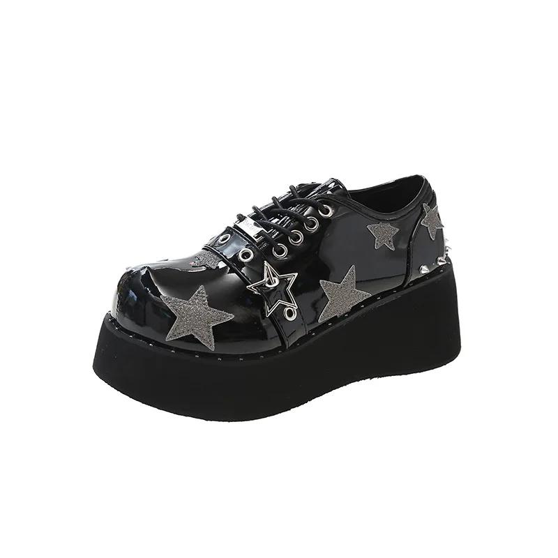 

Модные туфли на танкетке в стиле панк для женщин, ботильоны с заклепками и отделкой, женские черные туфли в стиле Лолиты Jk, новый дизайн, лакированная кожа, женская обувь 35 чёрный