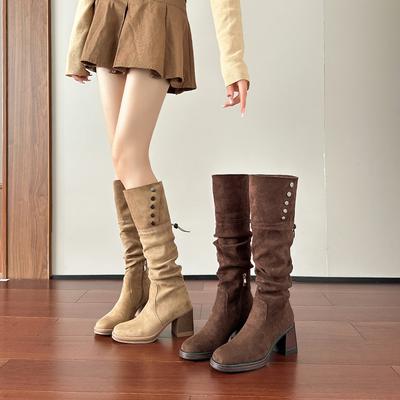 Neue plissierte Stiefel zum Stapeln können zweimal gefaltet werden, braune Stiefel, dicke Absätze und dicke Sohlen, aber Knie-Ritterstiefel.