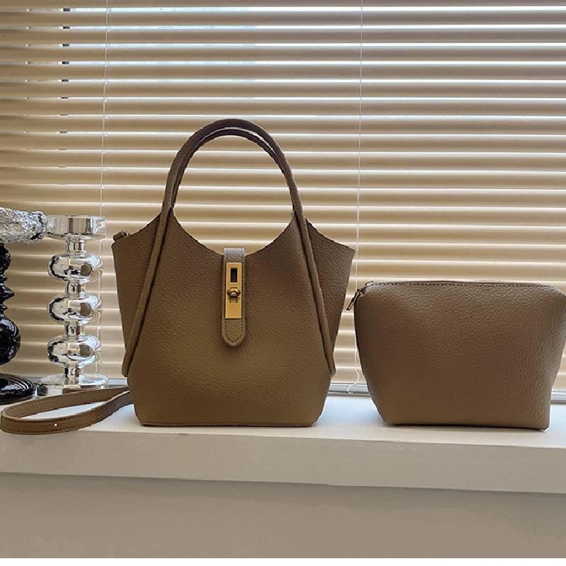 2023 New Autumn Winter Urban Minimalist Shoulder Bag For Women High-end Texture Commuter Crossbody Bag Popular Bucket Bag