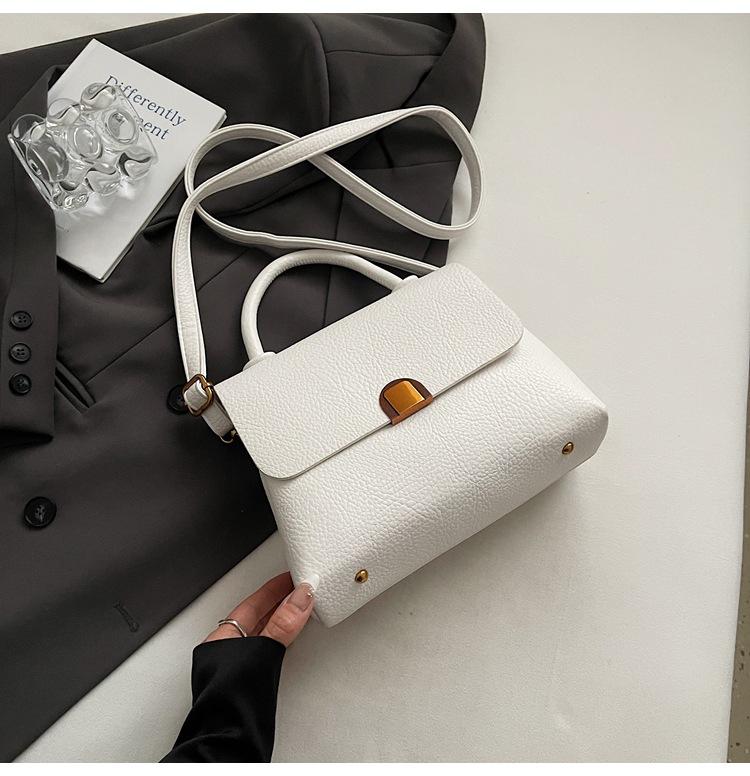 

Armpit bag women s 2025 new popular high-end texture shoulder bag literary and artistic texture simple commuter small square bag белый