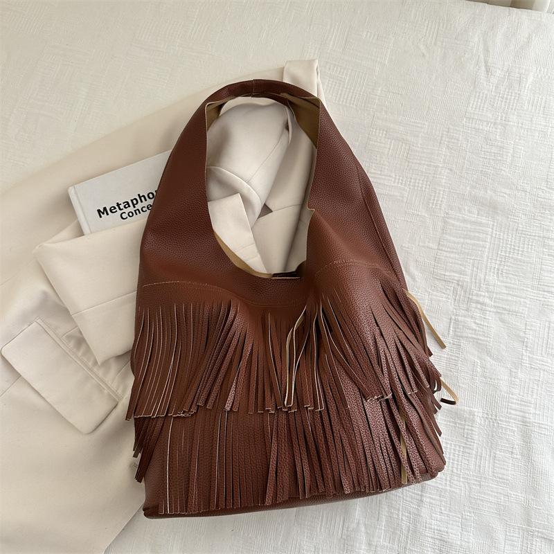 

Нишевый дизайн корейская версия модной сумки через плечо с бахромой и персонализацией женская 2025 новая универсальная сумка-багет большой вместимости коричневый