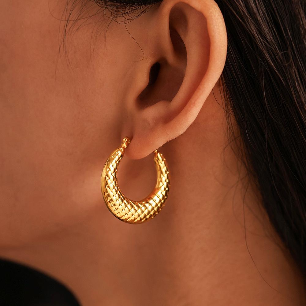 Qiong Yao 18k Gold-Plated Stainless Steel U-Shaped Earrings with Square Pattern - Elegant European & American Light Luxury Design