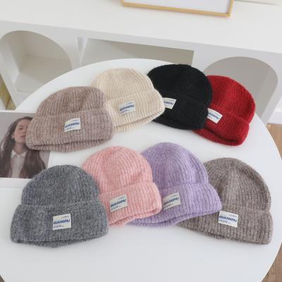 Brief mit der Aufschrift Gestrickte Mütze für Damen Herbst und Winter Neue Kollektion Warme Verdickte Kälte Mütze Die Gut im Gesicht aussieht Kleiner Gehörschutz