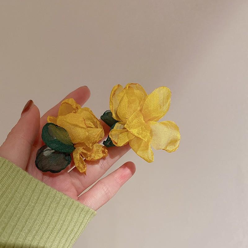 Super fairy yellow flower earrings 2025 new small fresh and sweet stud earrings light luxury temperament seaside vacation style earrings