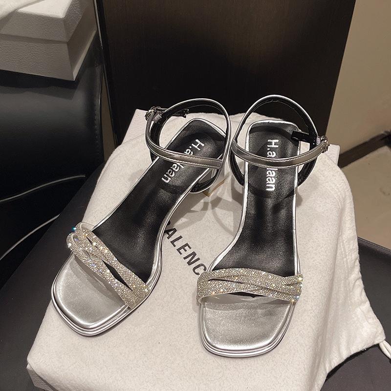 

2025 лето новые сандалии с открытым носком на толстом каблуке с пряжкой на одно слово актриса хрустальный каблук круглый каблук темперамент высокие каблуки 40 серебряный