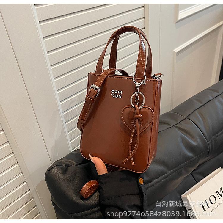 

Foreign style red bucket bag women s 2025 autumn and winter new handbag texture shoulder messenger bag box bag коричневий