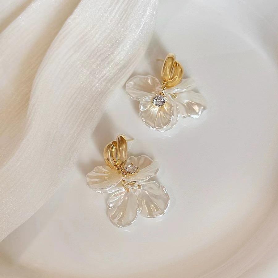 Seaside Resort-Inspired Tassel Shell Flower Earrings: Lightweight, Luxurious, & Trendy 11-Petal Design for Women
