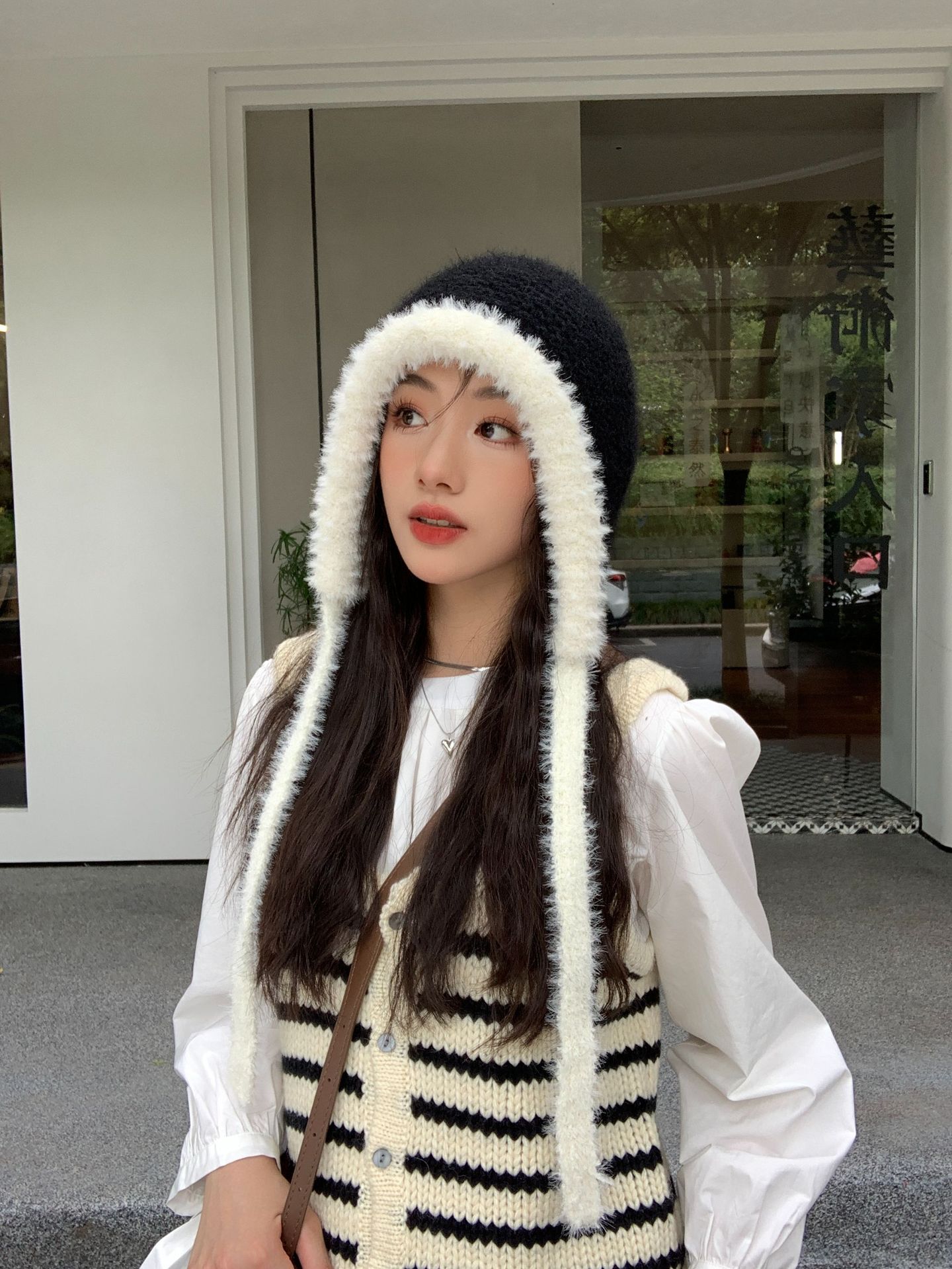 

Двухцветная вязаная шапка-мешок, шерстяная шапка, женская шапка для взрослых, теплая и ветрозащитная зимой, универсальная шапка от ветра и снега, подчеркивающая маленькое лицо