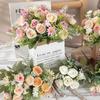 Wunderschöner künstlicher Blumenstrauß aus mehreren Schichten, farbenfroh und dekorativ