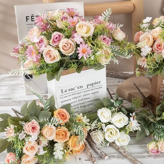 Wunderschöner künstlicher Blumenstrauß aus mehreren Schichten, farbenfroh und dekorativ